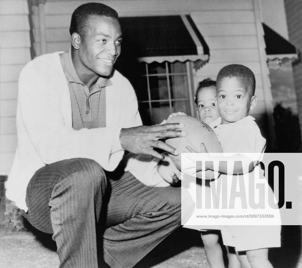 Jim Brown, at the beginning of his professional football career with his twins, Kevin and Kim. Sept. 27, 1961. Courtesy Everett Collection PUBLICATIONXNOTxINxCANxCHNxFRAxITAxJPNxNORxPOLxRUSxESPxUKxUSA
