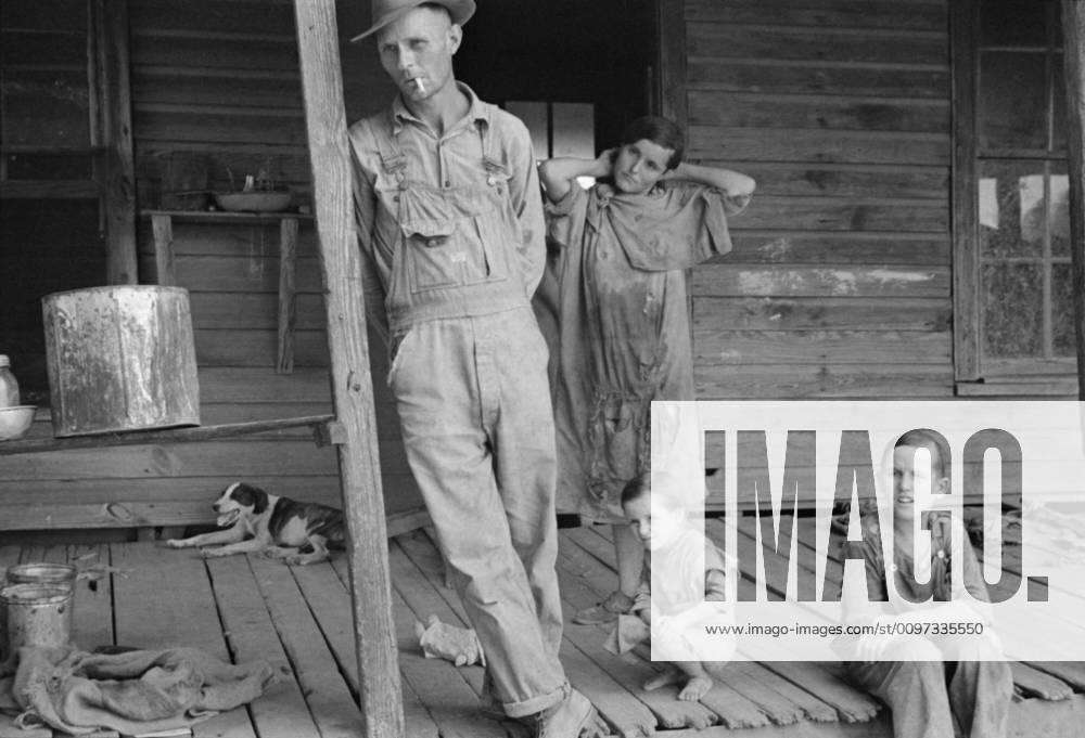 Floyd Burroughs, Alabama sharecropper, on his porch with neighbors children, 1936. By Walker Evans. (BSLOC_2013_7_33) Courtesy Everett Collection PUBLICATIONXNOTxINxCANxCHNxFRAxITAxJPNxNORxPOLxRUSxESPxUKxUSA