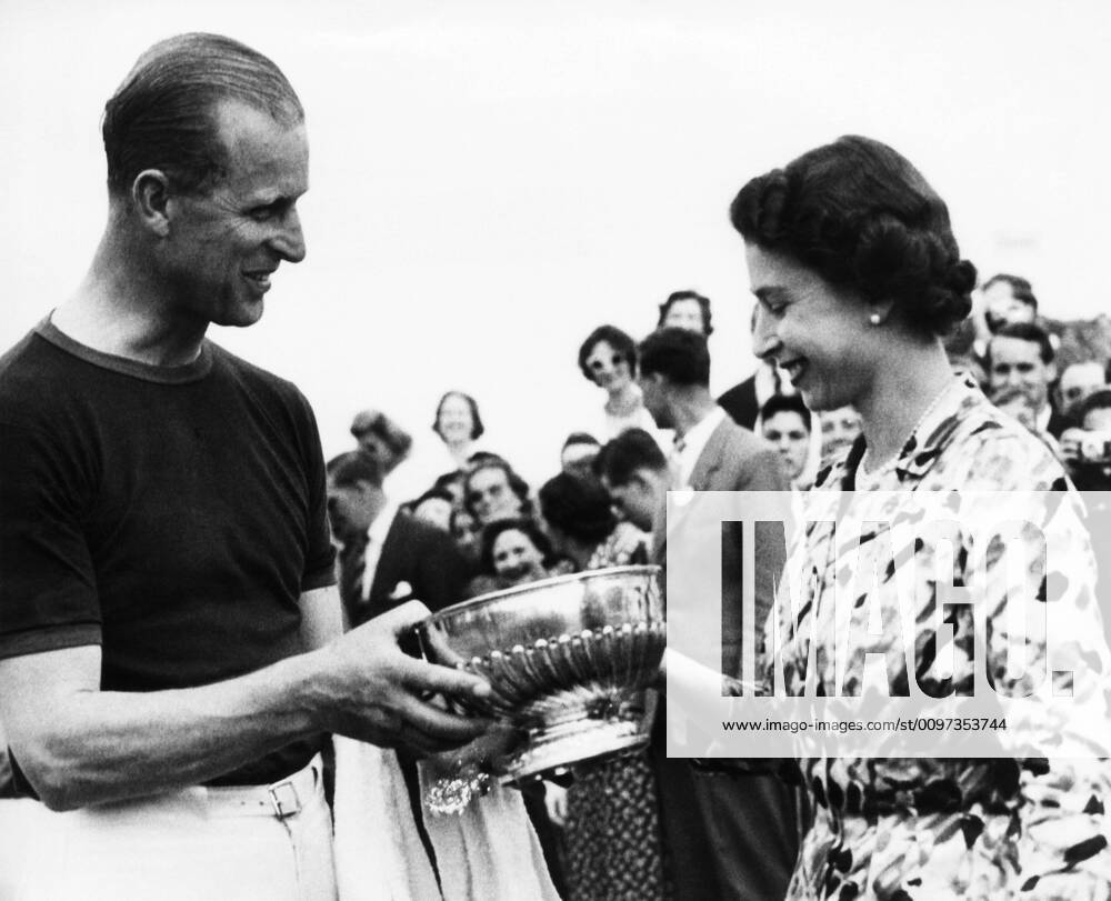 British Royalty. Duke of Edinburgh Prince Philip being presented a winning polo trophy by Queen Elizabeth II, Windsor Great Park, Windsor, England, 1961. Courtesy Everett Collection PUBLICATIONXNOTxINxCANxCHNxFRAxITAxJPNxNORxPOLxRUSxESPxUKxUSA