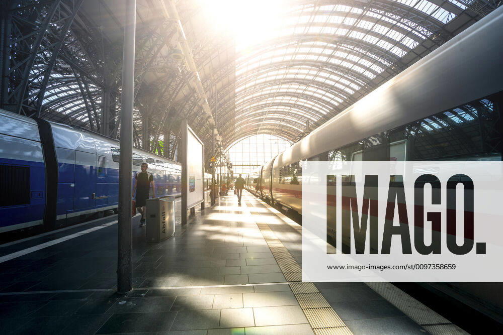 IMAGO Creative: Corporate: Klimaschutz, Digitalisierung und Urbanisierung IMAGO Creative: Klimawandel - Nachhaltiges Reisen Germany, Hesse, Frankfurt, Sun shining through glass ceiling of Frankfurt (Main) Hauptbahnhof PUF01872