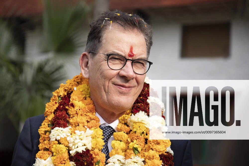Bundesentwicklungsminister Gerd Mueller, CSU, mit Ticka und Tempelgirlanden Marygold, nach der Begruessung im Multi Ashram - Bachpan Bachao Andolan in Indien, Neu-Delhi, 28.02.2020. Neu-Delhi Indien