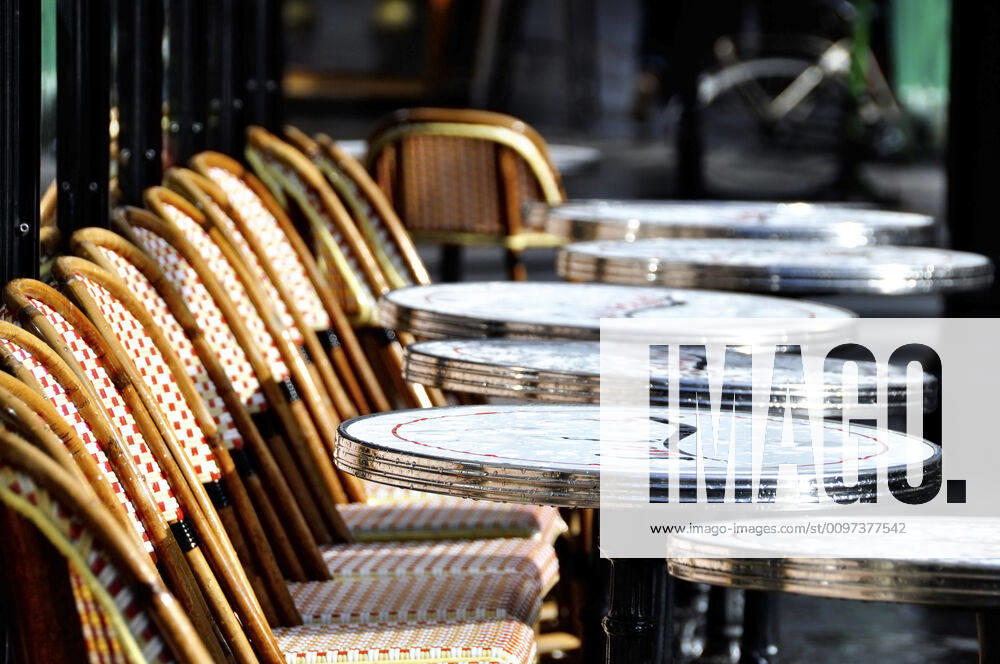 IMAGO Creative: Ende des Sommers Parisian cafe terrace Parisian cafe terrace after the rain