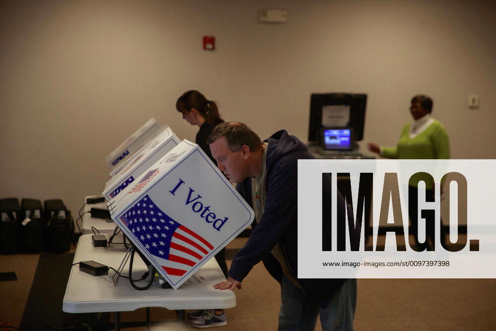 Voters cast ballots at the West End Community Development Center during the 2020 South Carolina Primary in South Carolina. Greenville United States - ZUMAs197 20200229_zaa_s197_254