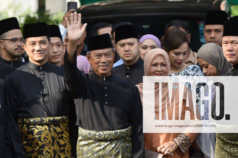 (200301) -- KUALA LUMPUR, March 1, 2020 (Xinhua) -- Muhyiddin Yassin (2th L, front) leaves his house for his sworn in ceremony in Kuala Lumpur, Malaysia, March 1, 2020. Muhyiddin Yassin, a former deputy prime minister, took the oath of office on Sunday to become Malaysia s new prime minister. (Xinhua Chong Voon Chung) MALAYSIA-KUALA LUMPUR-NEW PM-SWORN IN