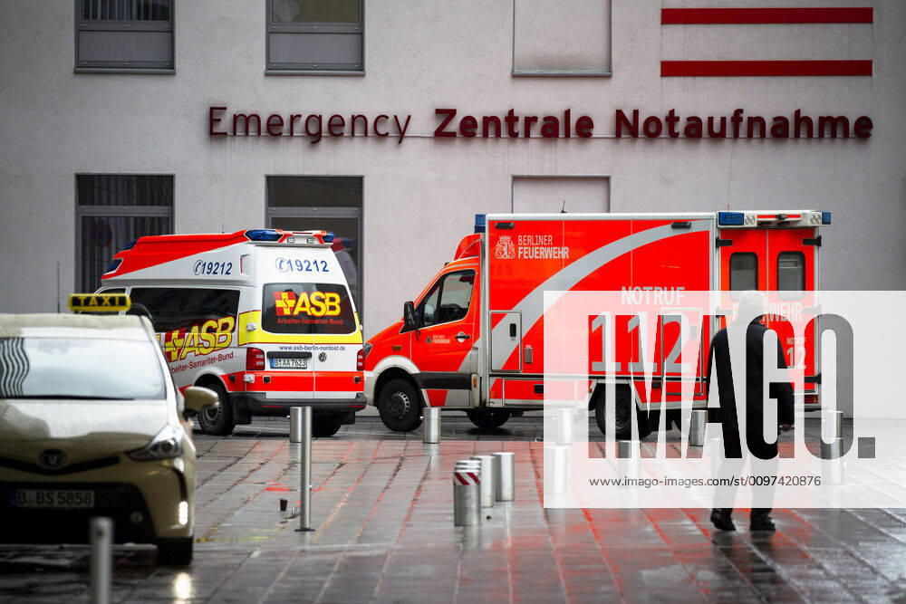 Rettungswagen vor dem Eingang der Notaufnahme der Charite in Berlin am 2. Maerz 2020. Charite in Berlin