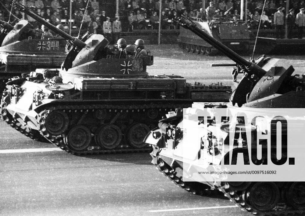 Feldparade der Nato , eine Waffenschau 1972 DEU, Deutschland, Wunstorf: Die Feldparade, eine Waffenschau aller Truppenteile der Bundeswehr und der Nato am 22.3.1972 im niedersaechsischen Wunstorf . DEU, Germany, Wunstorf: The Field Parade, a weapons exhibition of all units of the German Armed Forces and NATO on 22.3.1972 in Wunstorf, Lower Saxony . Niedersachsen