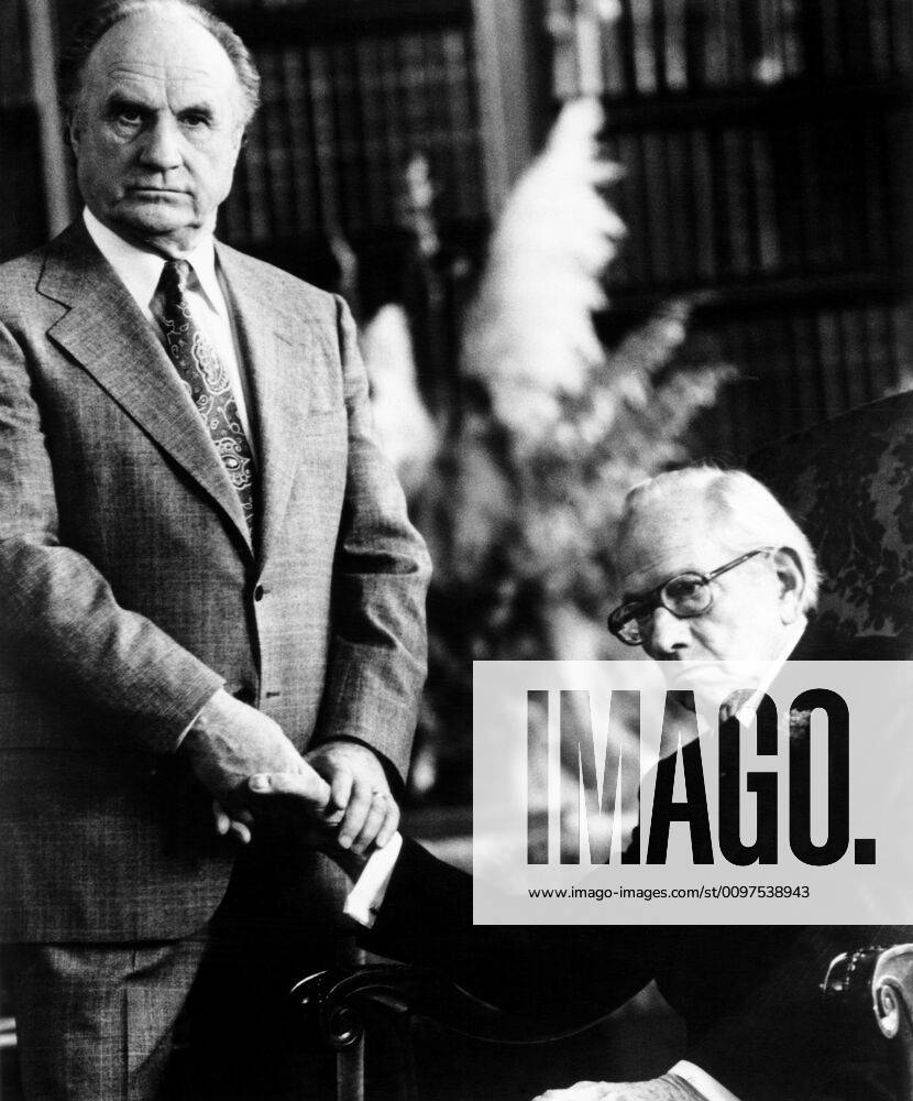 OSCARS. Bester Nebendarsteller. Preisträger 1971-1980 BEING THERE, from left: Jack Warden, Melvyn Douglas, 1979, © United Artists courtesy Everett Collection ©United Artists Courtesy Everett Collection PUBLICATIONXNOTxINxCANxCHNxFRAxITAxJPNxNORxPOLxRUSxESPxUKxUSA