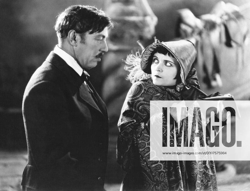 FLOWER OF NIGHT, from left, Warner Oland, Pola Negri, 1925 Courtesy Everett Collection PUBLICATIONXNOTxINxCANxCHNxFRAxITAxJPNxNORxPOLxRUSxESPxUKxUSA