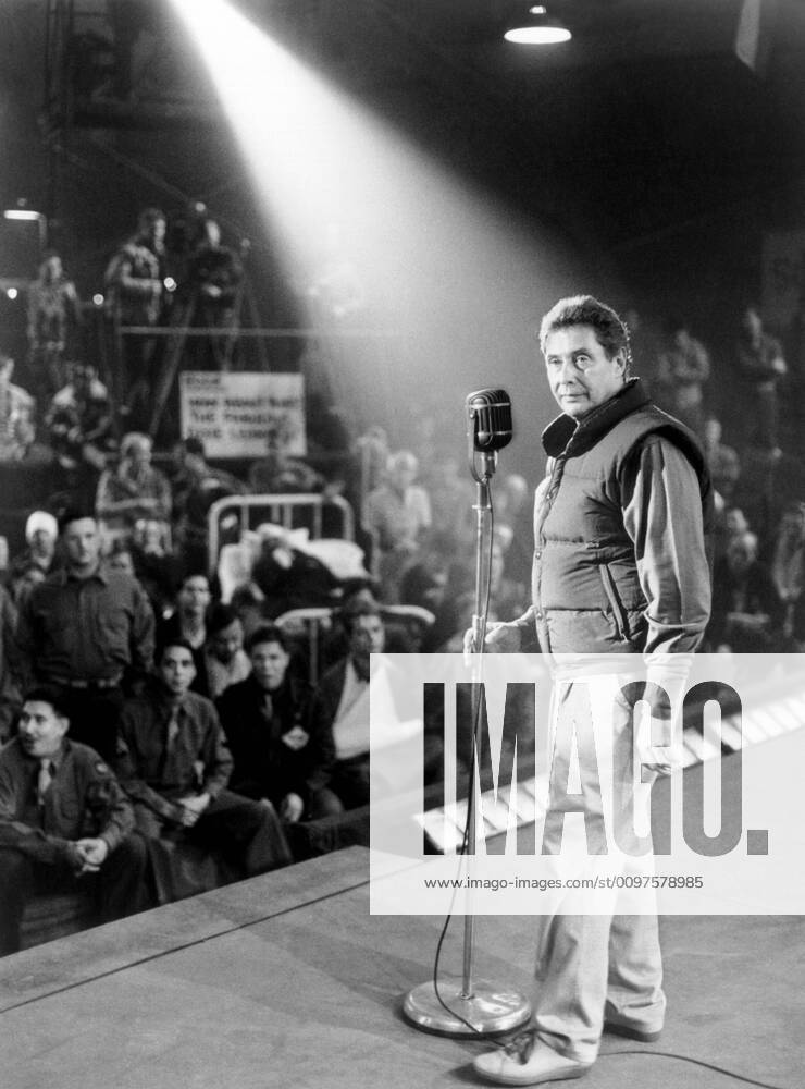 FOR THE BOYS, director Mark Rydell, on-set, 1991, TM and Copyright ©20th Century Fox Film Corp. All rights reserved. ©20thCentFox Courtesy Everett Collection PUBLICATIONXNOTxINxCANxCHNxFRAxITAxJPNxNORxPOLxRUSxESPxUKxUSA