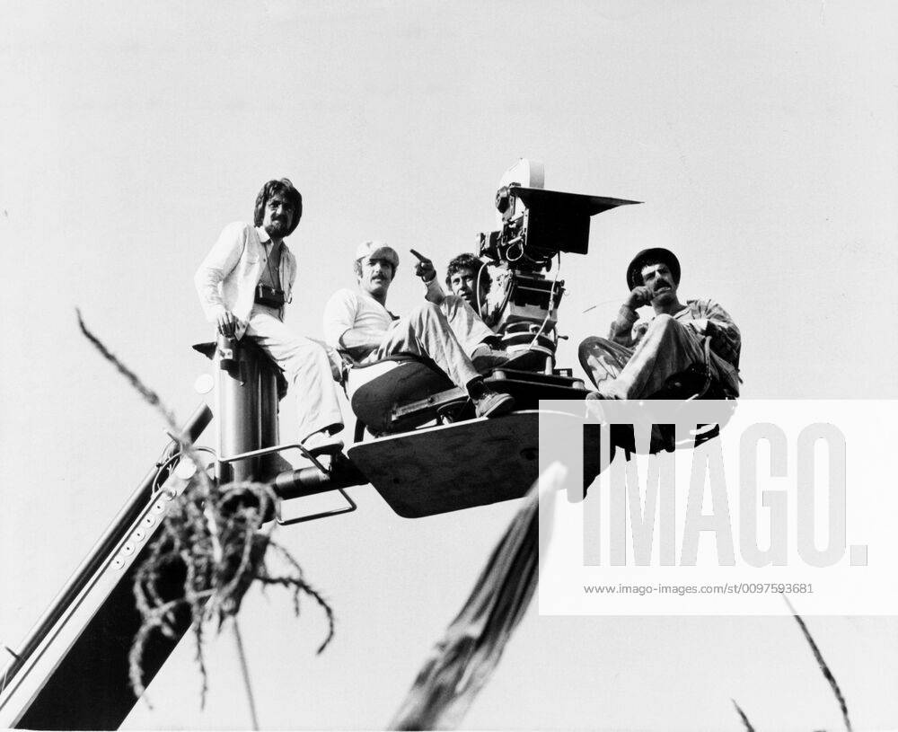 HARRY AND WALTER GO TO NEW YORK, from left, cinematographer Laszlo Kovacs, James Caan, director Mark Rydell, Elliott Gould, on-set, 1976 Courtesy Everett Collection PUBLICATIONXNOTxINxCANxCHNxFRAxITAxJPNxNORxPOLxRUSxESPxUKxUSA