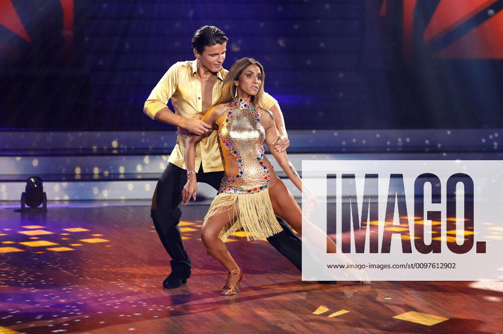 Sabrina Setlur mit Nikita Kuzmin in der 2. Live-Show der 13. Staffel der RTL-Tanzshow Let s Dance im MMC Coloneum. Köln