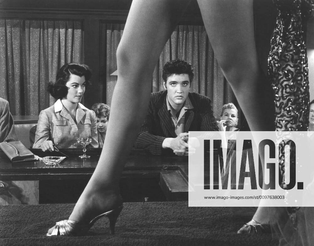 JAILHOUSE ROCK, Judy Tyler, (left), Elvis Presley, Gloria Pall, (stripper), 1957 Courtesy Everett Collection PUBLICATIONXNOTxINxCANxCHNxFRAxITAxJPNxNORxPOLxRUSxESPxUKxUSA