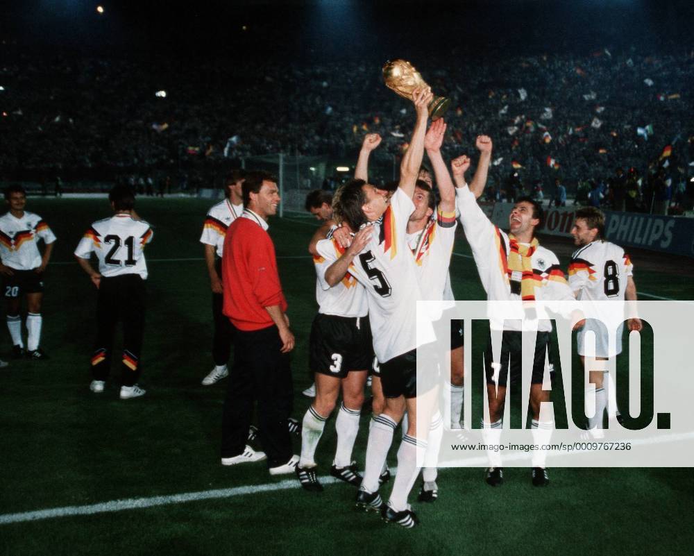 Fussball Weltmeisterschaft WM 1990 90 in Italien, Finale Endspiel Deutschland - Argentinien Jubel Deutschland WM Pokal