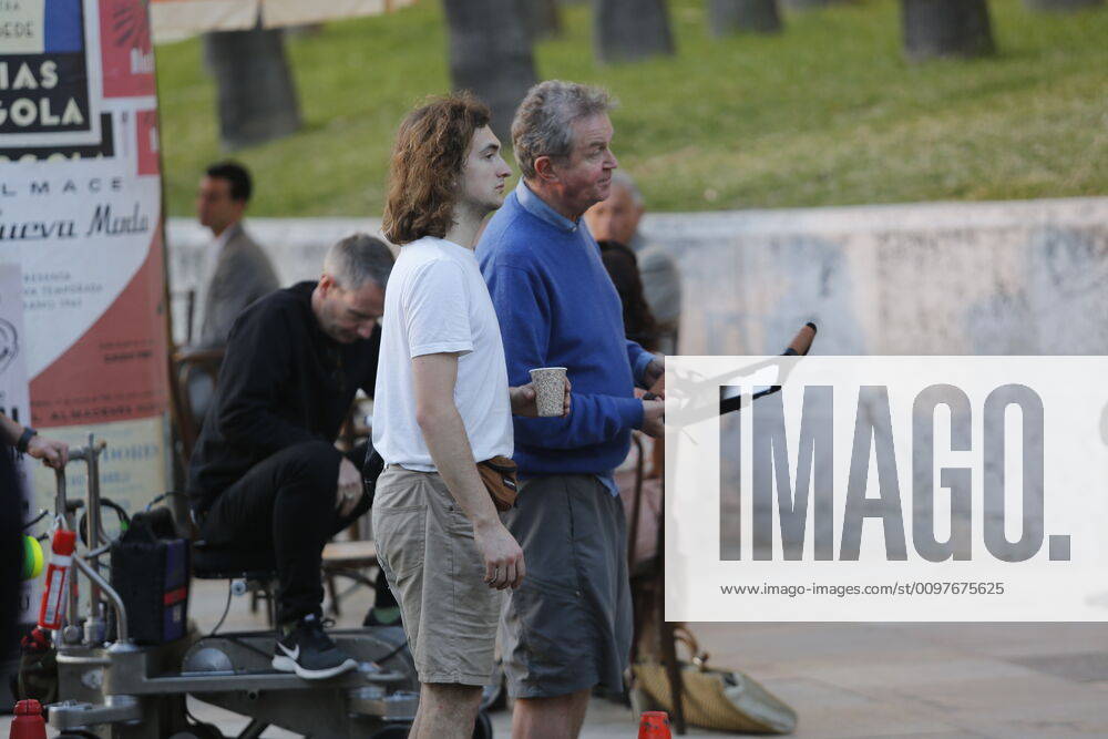 8 March 2020 (Malaga) The filming of the film Operation Mincemeat in Malaga, in photos. The environment of the Paseo del Parque has become this Sunday the setting for the shooting of Operation Mincemeat, John Maddens film starring Colin Firth and Rachel Weisz about a true story of spies that influenced the outcome of the Second World War and in which the Franco government was involved.Without the presence of the protagonists, the set was filled with extras characterized in consonance 1943 while the Town Hall remained the seat of the same Francoist Government, with the preconstitutional flag in its facade. - ZUMAc161 20200308_zap_c161_006
