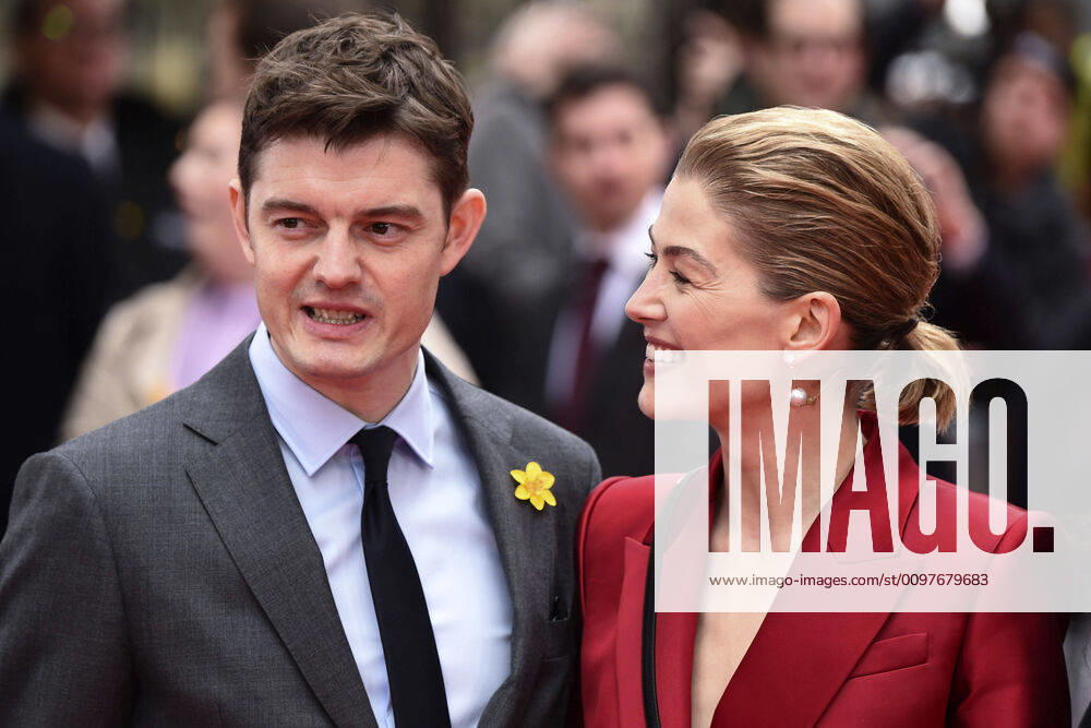 Sam Riley und Rosamund Pike bei der Premiere des Kinofilms Radioactive Marie Curie - Elemente des Lebens im Curzon Mayfair. London
