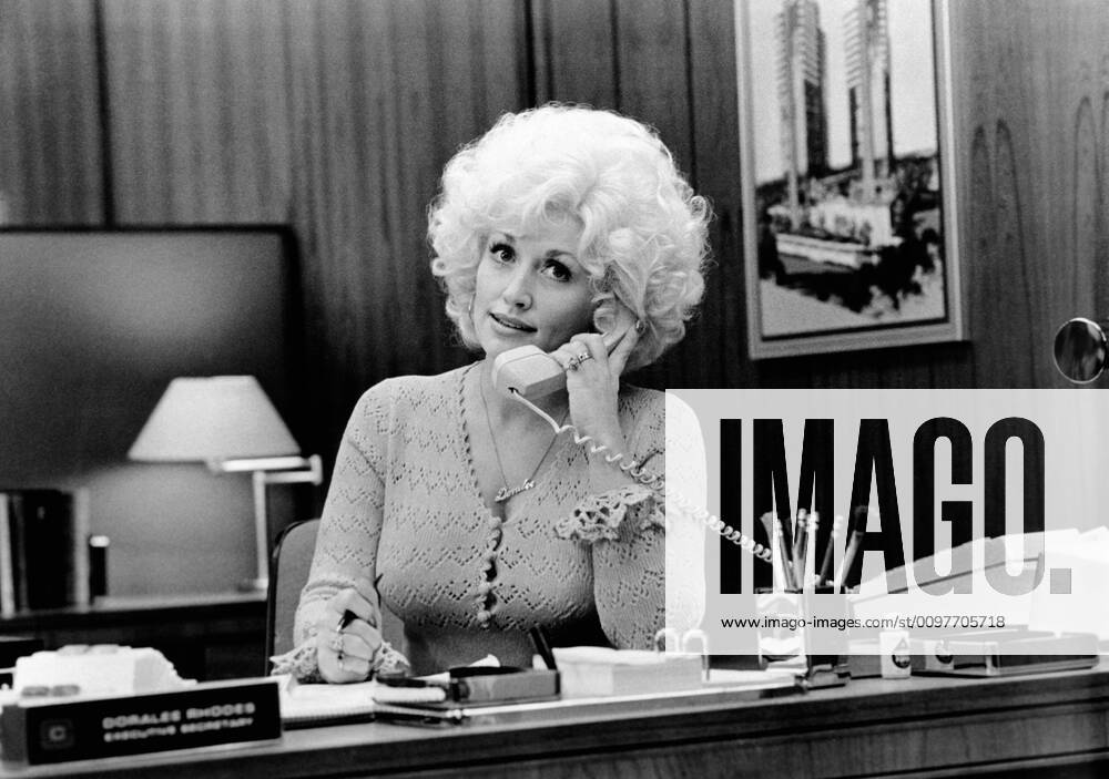 NINE TO FIVE, (aka 9 TO 5), Dolly Parton, 1980, TM & Copyright 20th Century Fox Film Corp. courtesy Everett Collection 20thCentFox Courtesy Everett Collection !ACHTUNG AUFNAHMEDATUM GESCHÄTZT! PUBLICATIONXNOTxINxCANxCHNxFRAxITAxJPNxNORxPOLxRUSxESPxUKxUSA