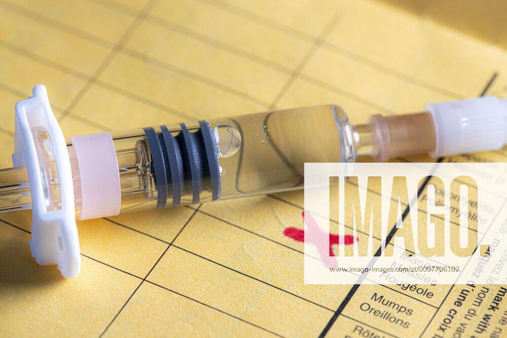 Symbolfoto Masern Impfung, Impfpass, Spritze mit Masernimpfstoff, Impfen