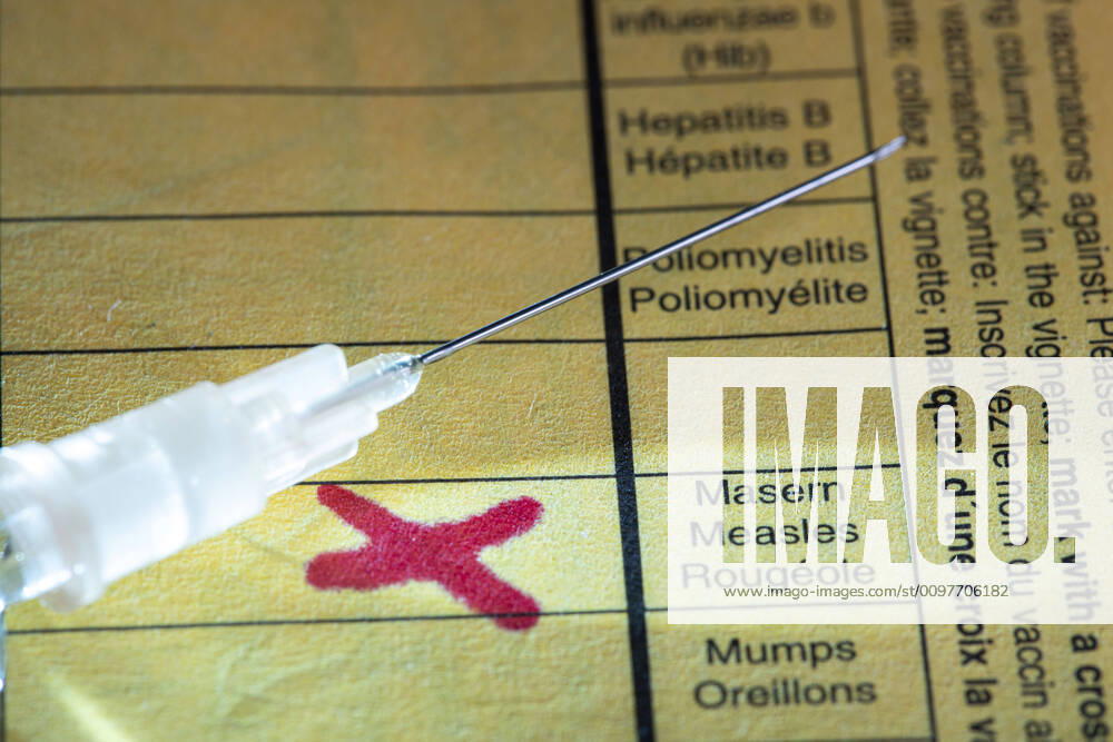 Symbolfoto Masern Impfung, Impfpass, Spritze mit Masernimpfstoff, Impfen