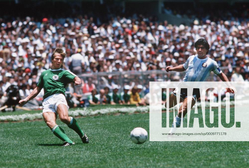 Fussball WM Weltmeisterschaft 1986 Deutschland ( BRD ) - Argentinien ( ARG ) von links : Lothar Matthäus Deutschland , Diego Maradona Argentinien