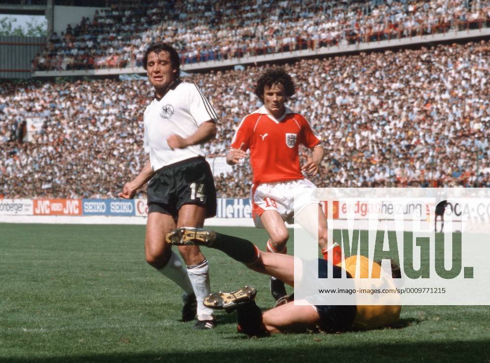 Fussball WM Weltmeisterschaft 1982 in Spanien Deutschland - Österreich links Felix Magath Deutschland BRD