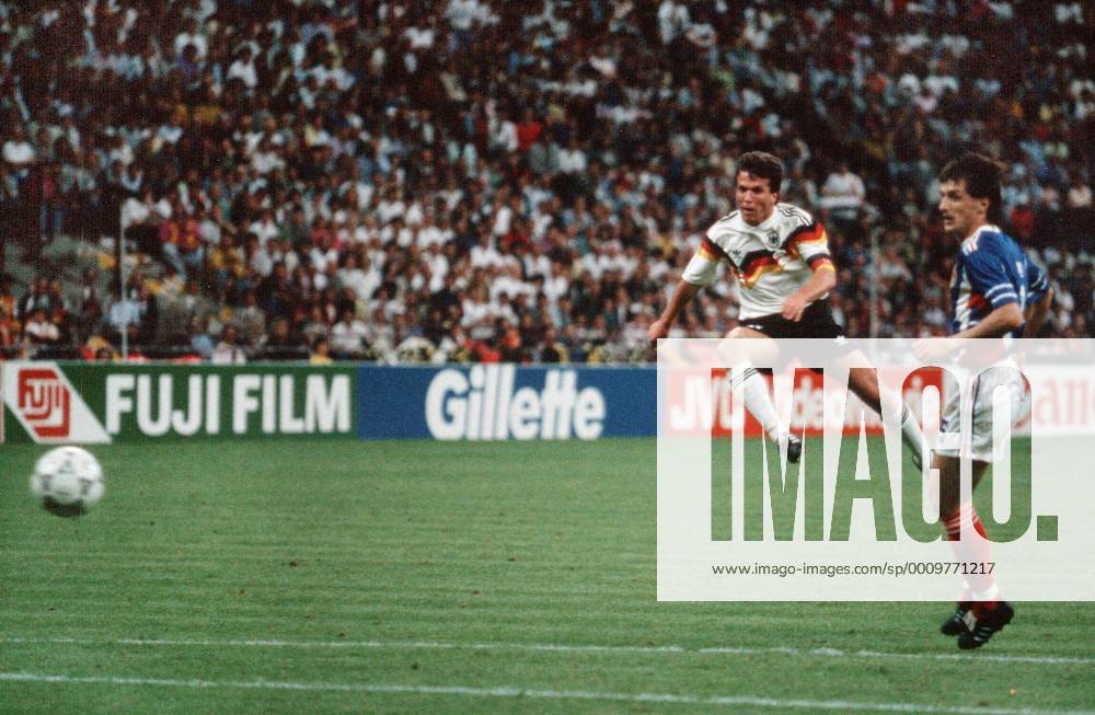 Fussball WM Weltmeisterschaft 1990 in Italien Deutschland - Jugoslawien ( 4 : 1 ) in Mailand links Lothar Matthäus Deutschland BRD