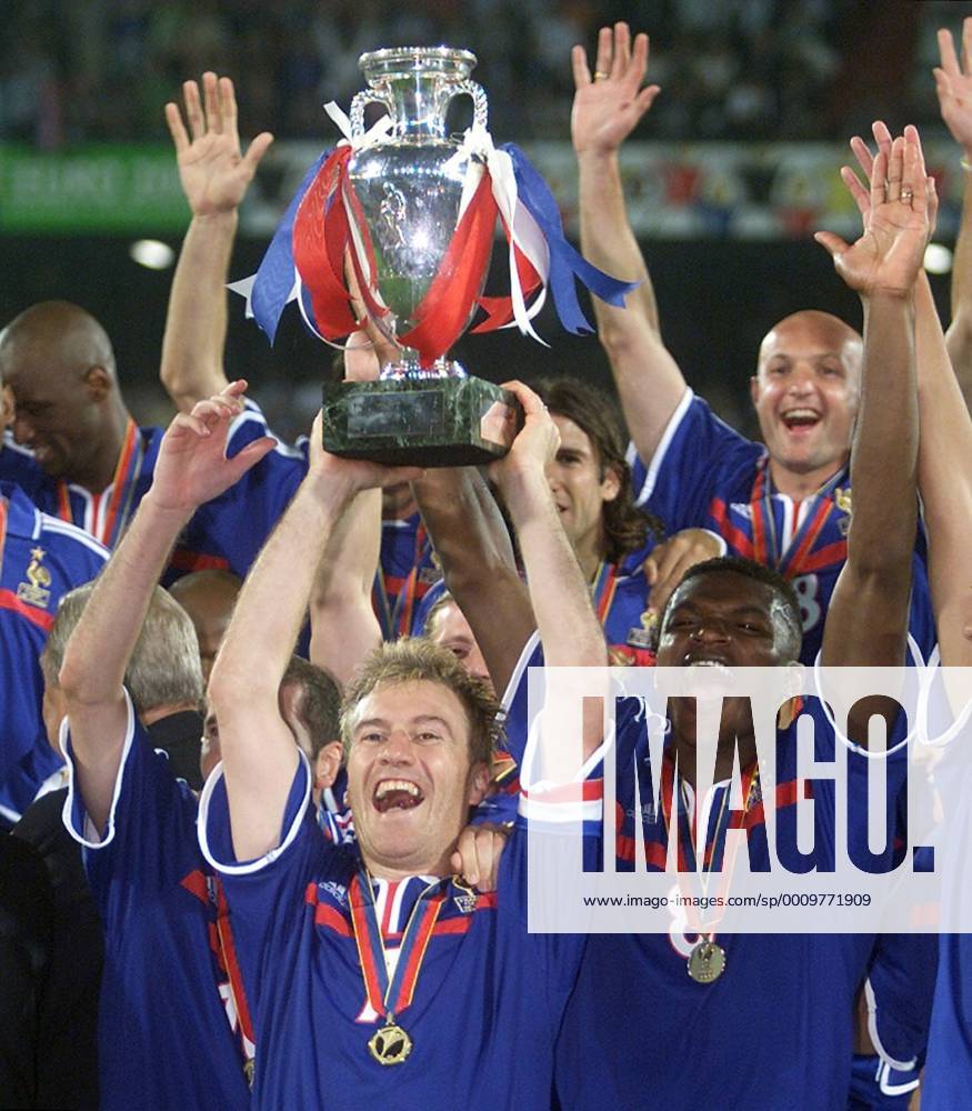 Fußball, EM Finale 2000 in Rotterdam, Frankreich - Italien 2-1 n.V. Fussball Europameisterschaft EURO 2000 Finale Endspiel Frankreich - Italien in Rotterdam Siegerehrung Europameister Frankreich Didier Deschamps mit Pokal