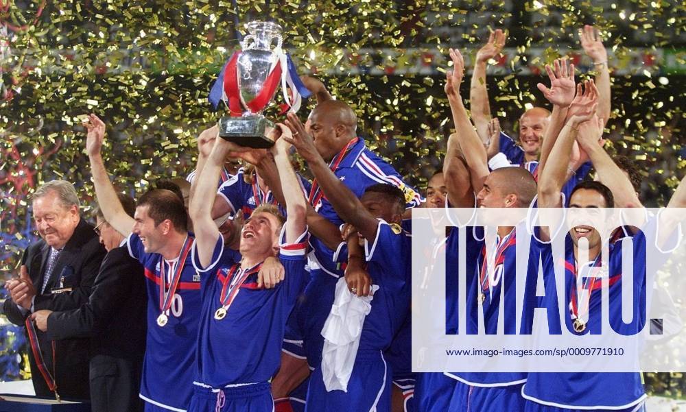 Fußball, EM Finale 2000 in Rotterdam, Frankreich - Italien 2-1 n.V. Fussball Europameisterschaft EURO 2000 Finale Endspiel Frankreich - Italien in Rotterdam Siegerehrung Europameister Frankreich Didier Deschamps mit Pokal