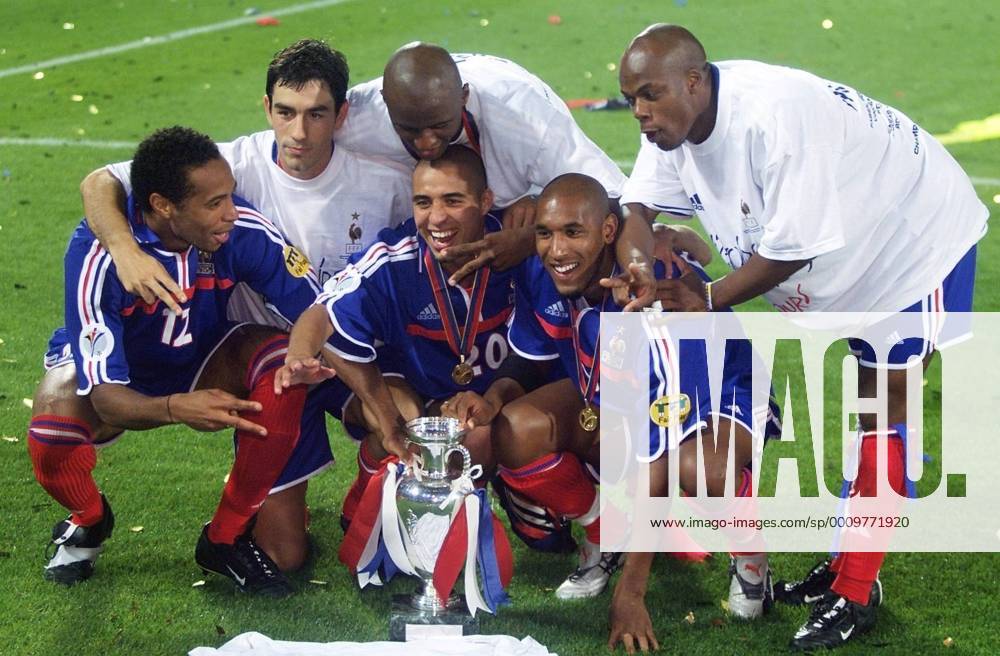 Fußball, EM Finale 2000 in Rotterdam, Frankreich - Italien 2-1 n.V. Fussball Europameisterschaft EURO 2000 Finale Endspiel Frankreich - Italien in Rotterdam Jubel Frankreich vorne von links: Henry Thierry , Golden- Goal Schütze David Trezeguet , Nicolas Anelka