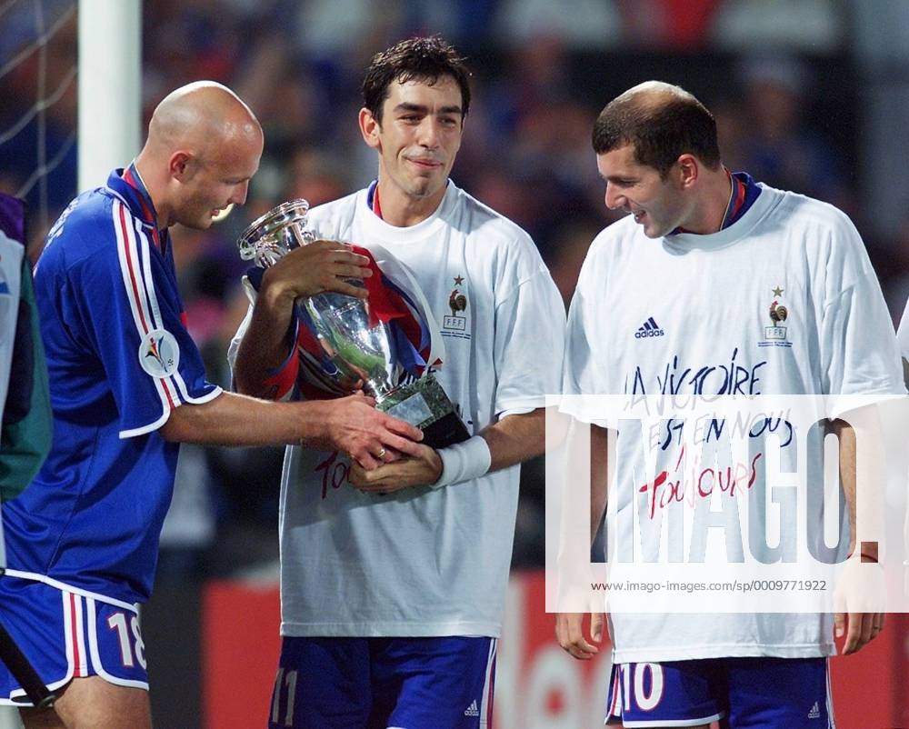 Fußball, EM Finale 2000 in Rotterdam, Frankreich - Italien 2-1 n.V. Fussball Europameisterschaft EURO 2000 Finale Endspiel Frankreich - Italien in Rotterdam Jubel von links: Frank Leboeuf , Robert Pires , Zinedine Zidane