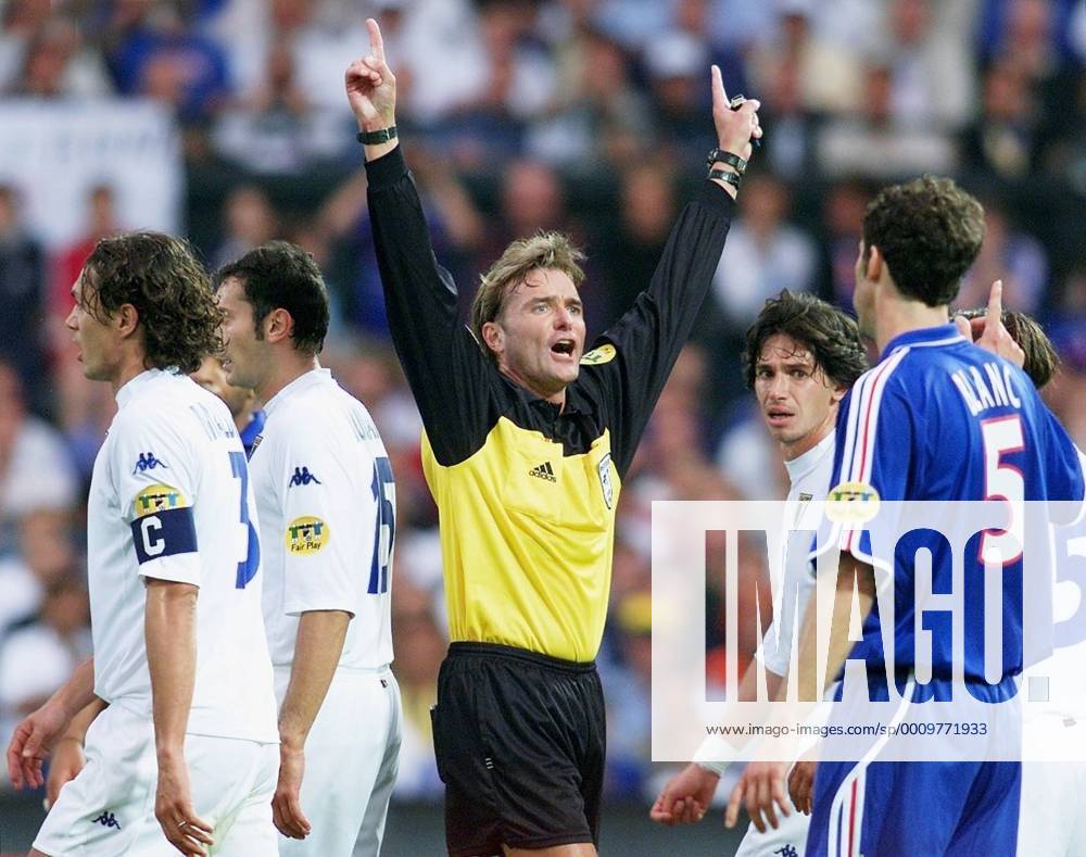 Fußball, EM Finale 2000 in Rotterdam, Frankreich - Italien 2-1 n.V. Fussball Europameisterschaft EURO 2000 Finale Endspiel Frankreich - Italien in Rotterdam Schiedsrichter Anders Frisk (Mitte)