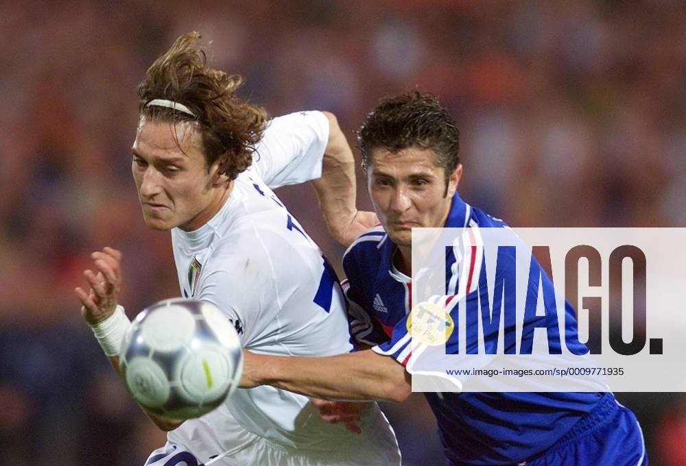 Fußball, EM Finale 2000 in Rotterdam, Frankreich - Italien 2-1 n.V. Fussball Europameisterschaft EURO 2000 Finale Endspiel Frankreich - Italien in Rotterdam von links: Francesc Totti , Bixente Lizarazu