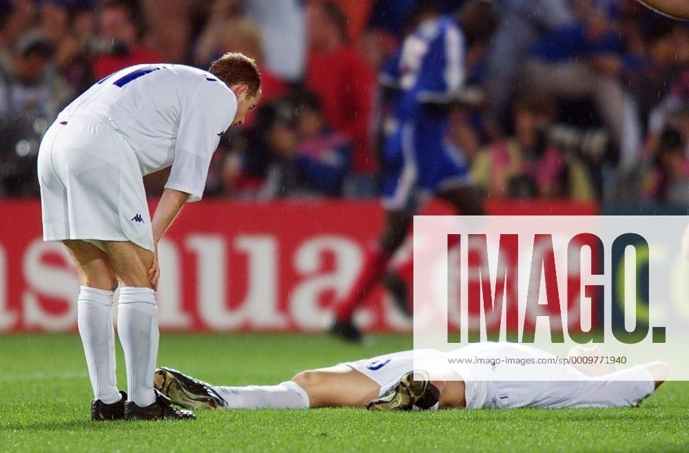 Fußball, EM Finale 2000 in Rotterdam, Frankreich - Italien 2-1 n.V. Fussball Europameisterschaft EURO 2000 Finale Endspiel Frankreich - Italien in Rotterdam Enttäuschung von links: Gianluca Pessotto , Alessandro del Piero