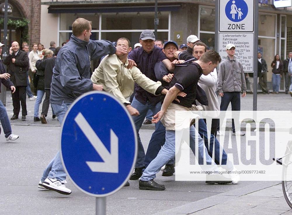 Fussball Laenderspiel Deutschland - England Fans Zuschauer Hooligans Polizei Innenstadt Muenchen