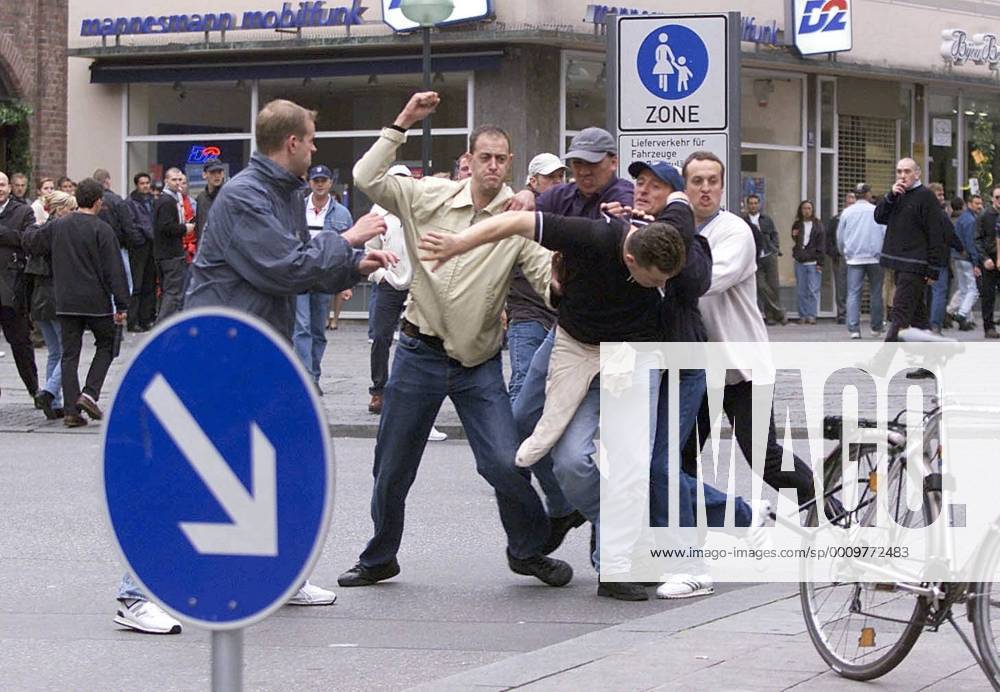 Fussball Laenderspiel Deutschland - England Fans Zuschauer Hooligans Polizei Innenstadt Muenchen
