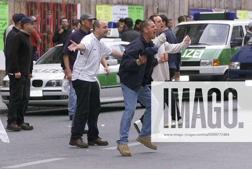Fussball Laenderspiel Deutschland - England Fans Zuschauer Hooligans Polizei Innenstadt Muenchen