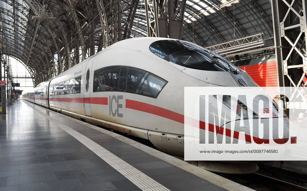 ICE Zug der Deutschen Bahn im Hauptbahnhof in Frankfurt am Main Frankfurt am Main