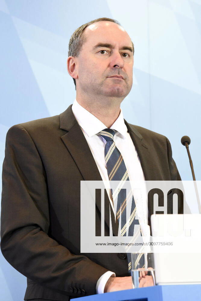 Hubert Aiwanger bei der Pressekonferenz zur Kabinettssitzung zum Thema Coronavirus-Infektion und die Auswirkungen auf die bayerische Wirtschaft in der Staatskanzlei. München
