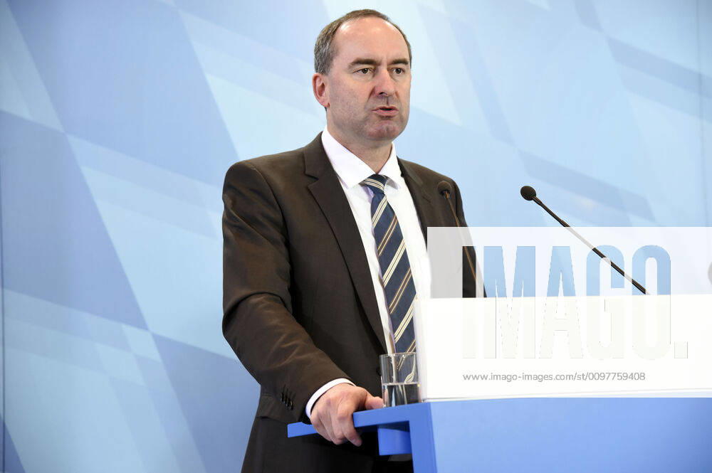 Hubert Aiwanger bei der Pressekonferenz zur Kabinettssitzung zum Thema Coronavirus-Infektion und die Auswirkungen auf die bayerische Wirtschaft in der Staatskanzlei. München