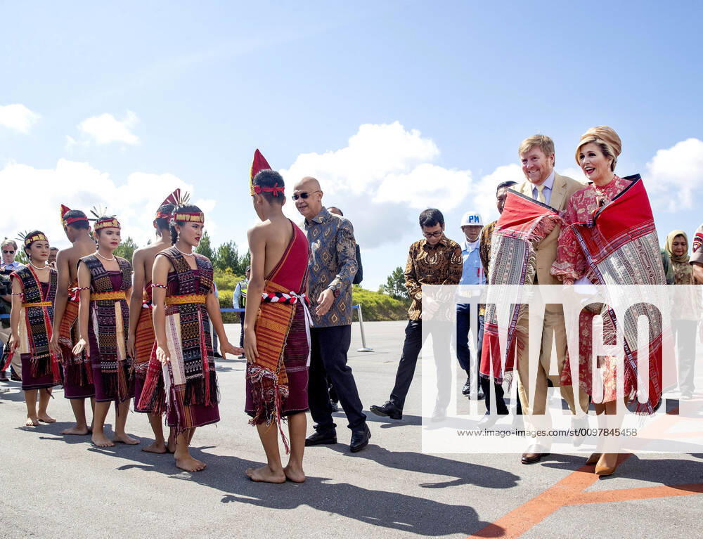 Indonesie Queen Maxima and King Willem-Alexander visiting Lake Toba in Sumatra on the 3rd and last day of the statevisit to Indonesia.