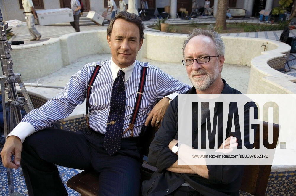 CHARLIE WILSON S WAR, Tom Hanks, producer Gary Goetzman, on set, 2007. Universal courtesy Everett Collection Universal Courtesy Everett Collection !ACHTUNG AUFNAHMEDATUM GESCHÄTZT! PUBLICATIONXNOTxINxCANxCHNxFRAxITAxJPNxNORxPOLxRUSxESPxUKxUSA