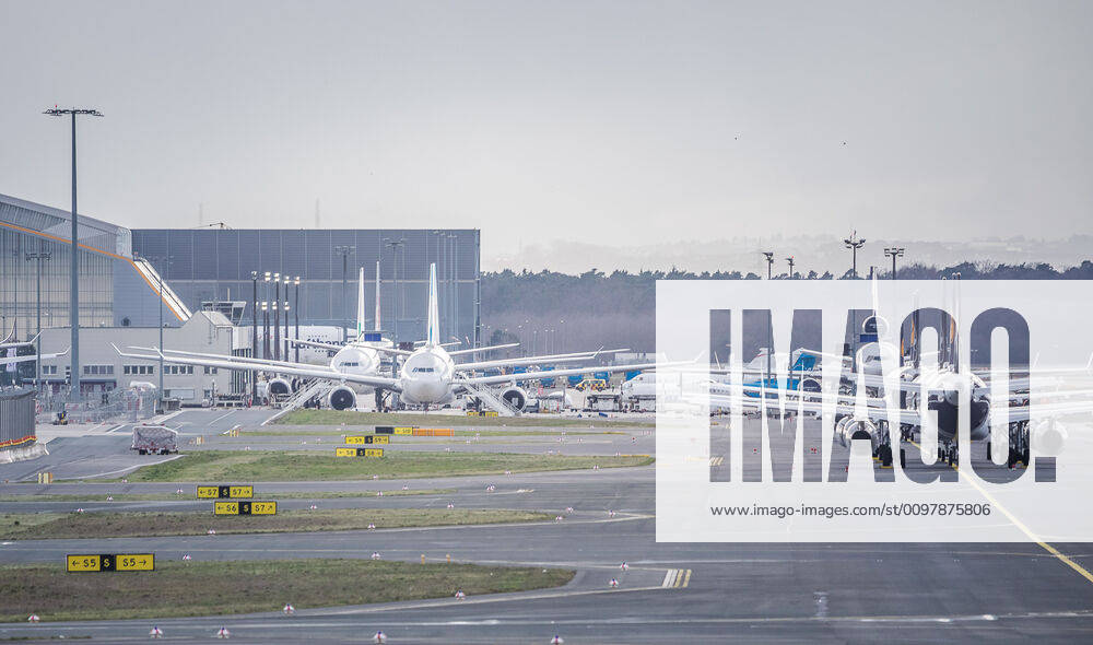 Deutschland - Frankfurt am Main - 12.03.2020 Wegen Coronavirus bleiben in Frankfurt die Passagiere weg - Lufthansa parkt ein Teil der Flugzeugflotte am Frankfurter Flughafen - wo gerade das Terminal 3 gebaut wird Wirtschaft Wegen Coronavirus bleiben in Frankfurt die Passagiere weg
