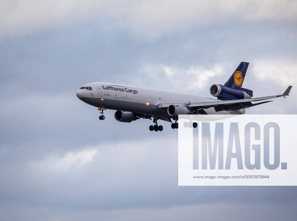 Deutschland - Frankfurt am Main - 12.03.2020 Wegen Coronavirus bleiben in Frankfurt die Passagiere weg - die Lufthansa Cargo MD-11 im Anflug auf Frankfurt Wirtschaft Wegen Coronavirus bleiben in Frankfurt die Passagiere weg