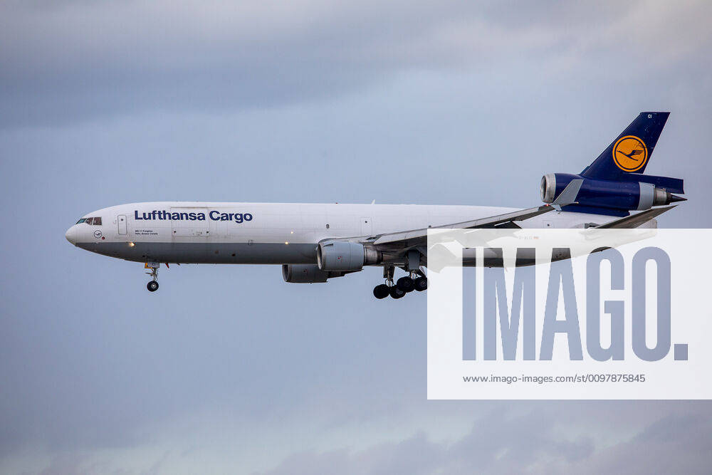 Deutschland - Frankfurt am Main - 12.03.2020 Wegen Coronavirus bleiben in Frankfurt die Passagiere weg - die Lufthansa Cargo MD-11 im Anflug auf Frankfurt Wirtschaft Wegen Coronavirus bleiben in Frankfurt die Passagiere weg