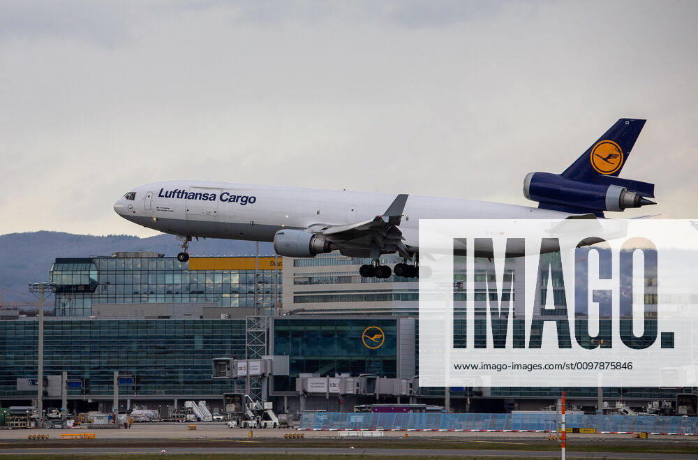 Deutschland - Frankfurt am Main - 12.03.2020 Wegen Coronavirus bleiben in Frankfurt die Passagiere weg - die Lufthansa Cargo MD-11 im Anflug auf Frankfurt Wirtschaft Wegen Coronavirus bleiben in Frankfurt die Passagiere weg