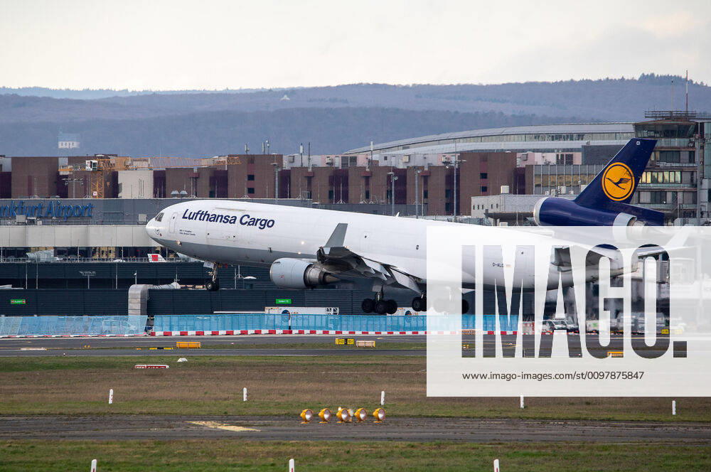 Deutschland - Frankfurt am Main - 12.03.2020 Wegen Coronavirus bleiben in Frankfurt die Passagiere weg - die Lufthansa Cargo MD-11 im Anflug auf Frankfurt Wirtschaft Wegen Coronavirus bleiben in Frankfurt die Passagiere weg