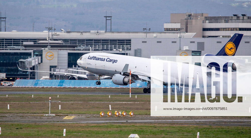 Deutschland - Frankfurt am Main - 12.03.2020 Wegen Coronavirus bleiben in Frankfurt die Passagiere weg - die Lufthansa Cargo MD-11 im Anflug auf Frankfurt setzt hart auf - ein hartes Jahr für Lufthansa und Fraport Wirtschaft Wegen Coronavirus bleiben in Frankfurt die Passagiere weg