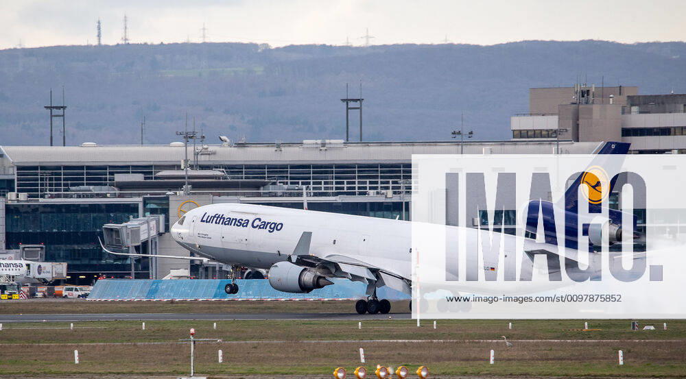 Deutschland - Frankfurt am Main - 12.03.2020 Wegen Coronavirus bleiben in Frankfurt die Passagiere weg - die Lufthansa Cargo MD-11 im Anflug auf Frankfurt setzt hart auf - ein hartes Jahr für Lufthansa und Fraport Wirtschaft Wegen Coronavirus bleiben in Frankfurt die Passagiere weg