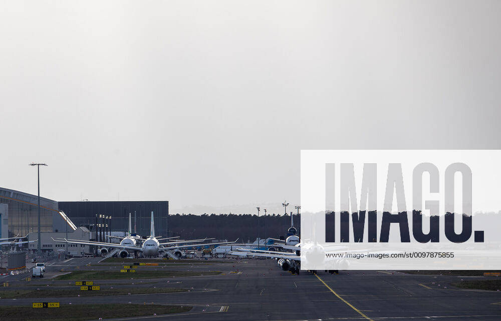 Deutschland - Frankfurt am Main - 12.03.2020 Wegen Coronavirus bleiben in Frankfurt die Passagiere weg - Lufthansa parkt ein Teil der Flugzeugflotte am Frankfurter Flughafen - wo gerade das Terminal 3 gebaut wird Wirtschaft Wegen Coronavirus bleiben in Frankfurt die Passagiere weg