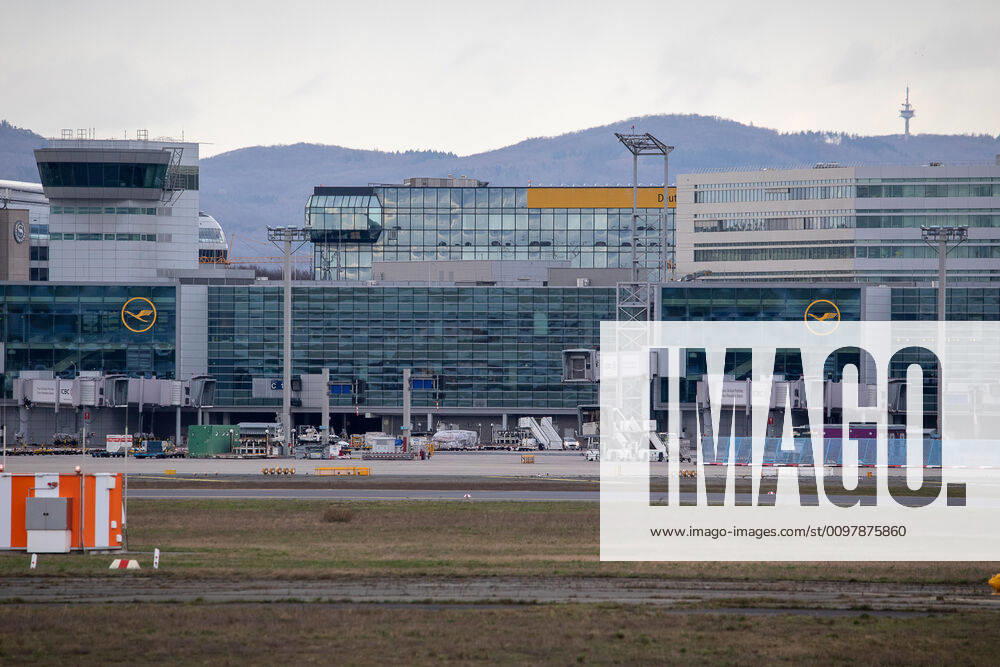 Deutschland - Frankfurt am Main - 12.03.2020 Wegen Coronavirus bleiben in Frankfurt die Passagiere weg - der CD-Riegel ist leer an den Brücken C13 und C14 steht kein Flugzeug Wirtschaft Wegen Coronavirus bleiben in Frankfurt die Passagiere weg