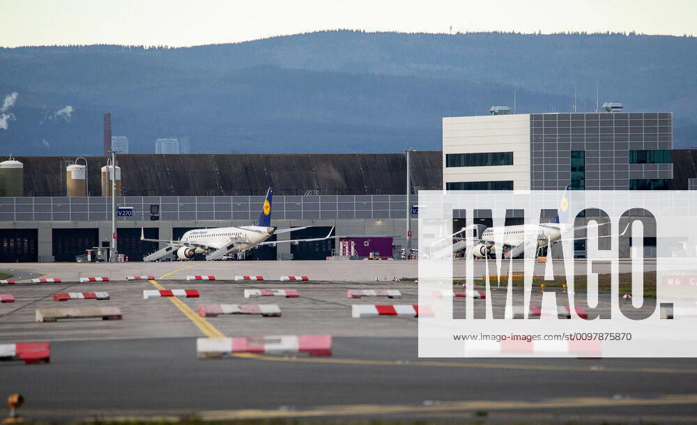 Deutschland - Frankfurt am Main - 12.03.2020 Wegen Coronavirus bleiben in Frankfurt die Passagiere weg - auf dem Vorfeld parken die Lufthansa Maschine Wirtschaft Wegen Coronavirus bleiben in Frankfurt die Passagiere weg
